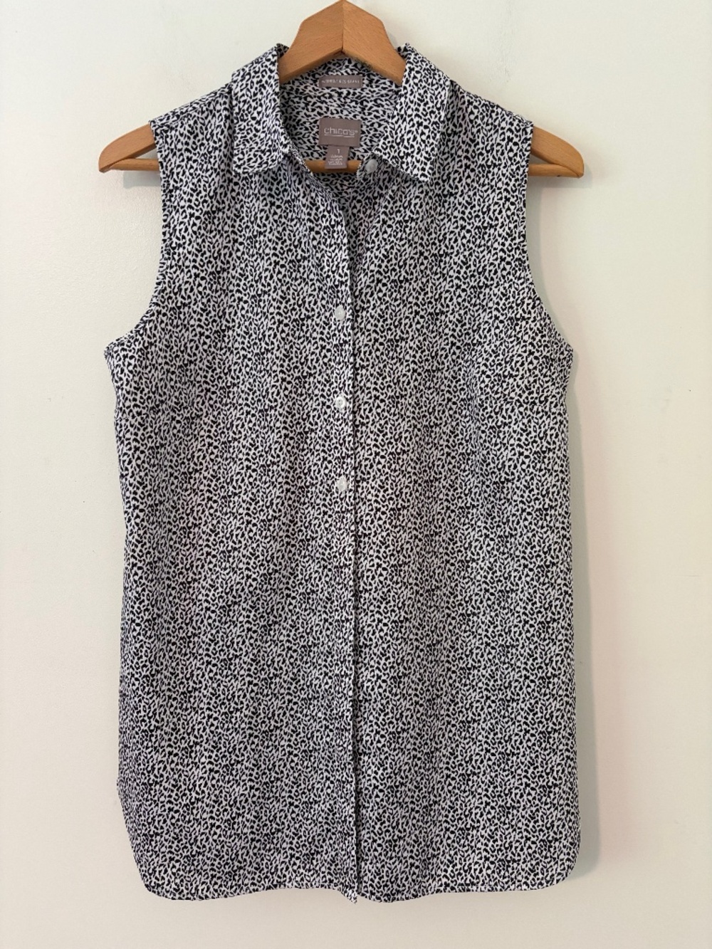 Chico's Tunic Top Size 1 Medium Wrinkle Resistant Abstract Animal Print Button